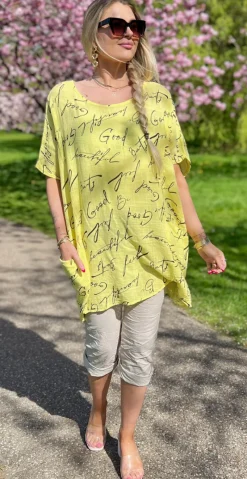 Dicte bluse med vidde, lommer og skrift gul LikeLondon