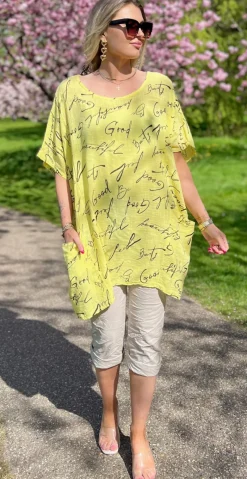 Dicte bluse med vidde, lommer og skrift gul LikeLondon