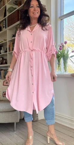 Elenora kjole med bindebånd i taljen rosa LikeLondon