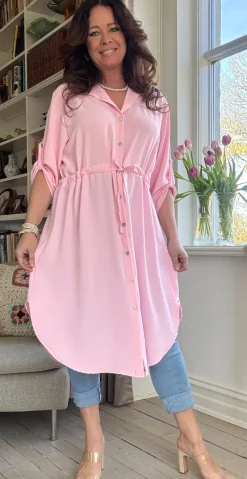 Elenora kjole med bindebånd i taljen rosa LikeLondon