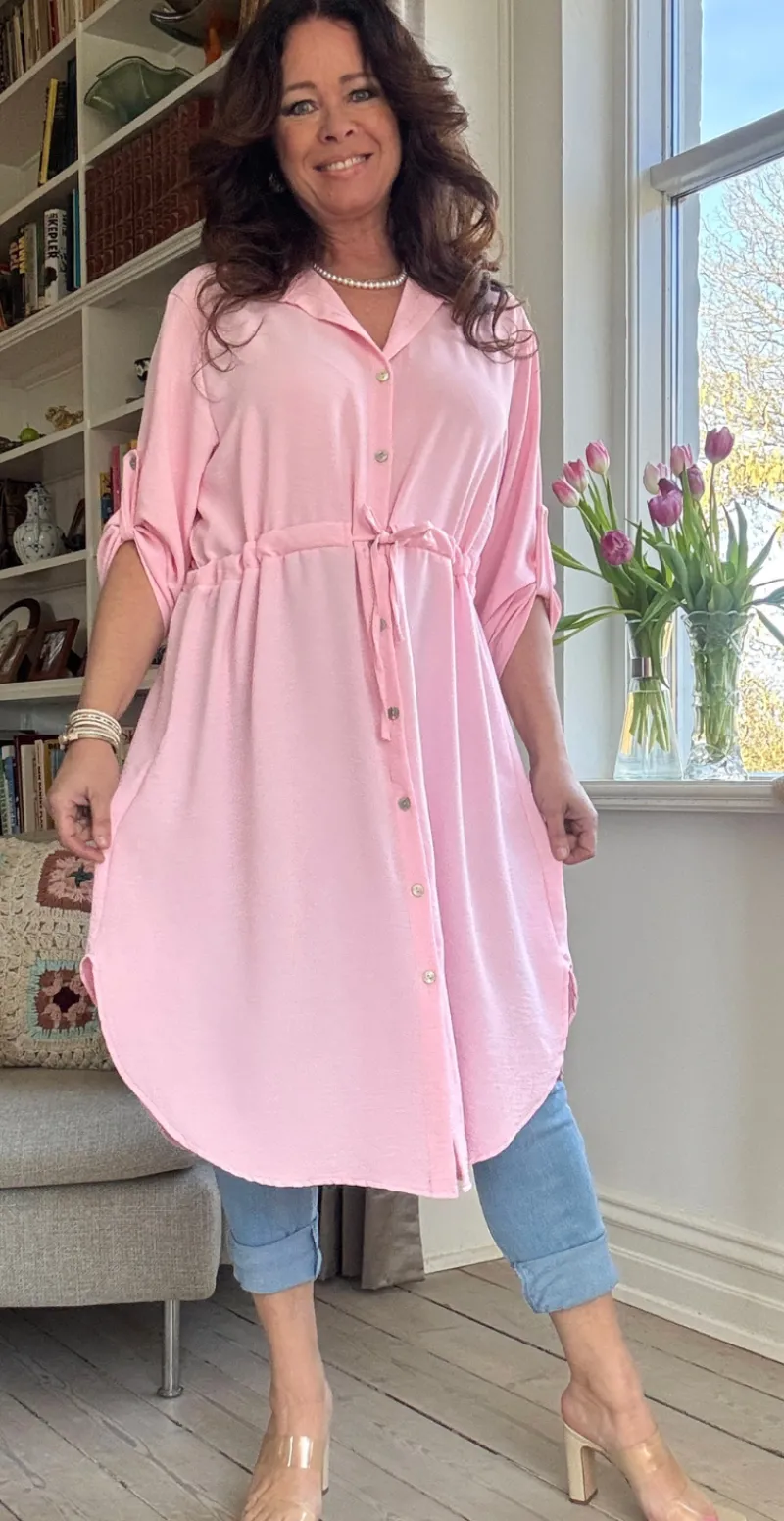 Elenora kjole med bindebånd i taljen rosa LikeLondon