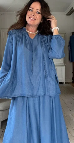 Elma denim bluse med flæsekant medium jeans LikeLondon