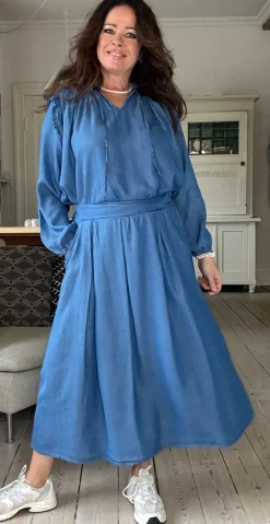 Elma denim bluse med flæsekant medium jeans LikeLondon