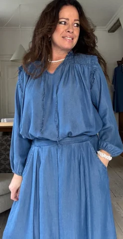Elma denim bluse med flæsekant medium jeans LikeLondon