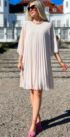 Eloise kjole med plissé beige LikeLondon