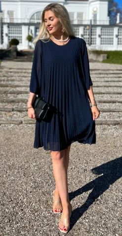 Eloise kjole med plissé navy LikeLondon