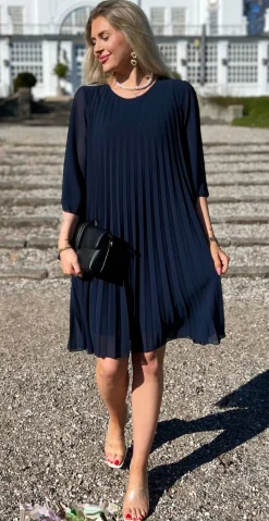 Eloise kjole med plissé navy LikeLondon