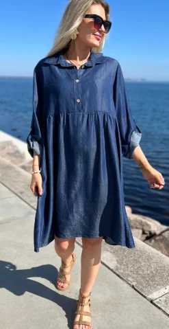 Elvira denimkjole med knap-detaljer dark jeans tencel LikeLondon