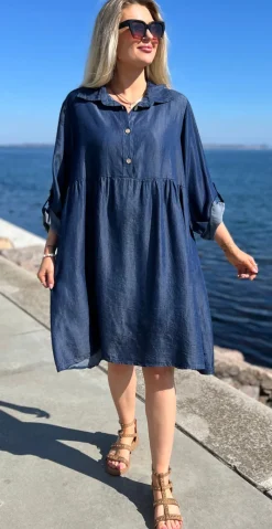 Elvira denimkjole med knap-detaljer dark jeans tencel LikeLondon