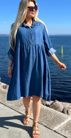 Elvira denimkjole med knap-detaljer medium jeans tencel LikeLondon