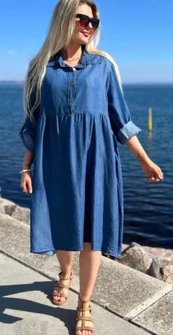 Elvira denimkjole med knap-detaljer medium jeans tencel LikeLondon