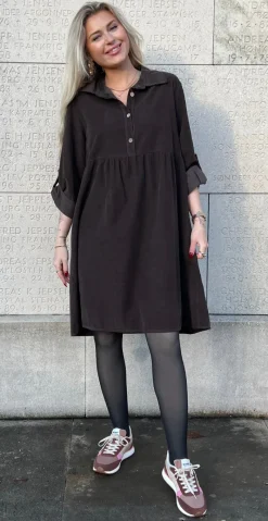 Elvira fløjlskjole med knap-detaljer brun LikeLondon