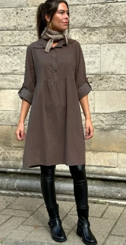Elvira fløjlskjole med knap-detaljer brun LikeLondon