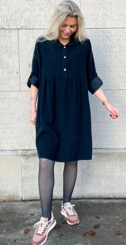Elvira fløjlskjole med knap-detaljer sort LikeLondon