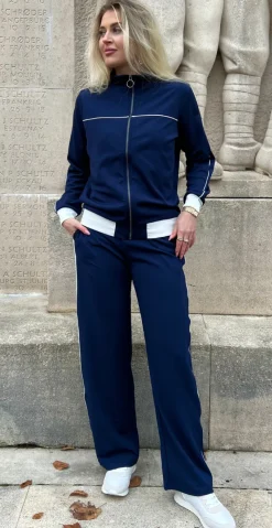 Emily buks med stribe navy