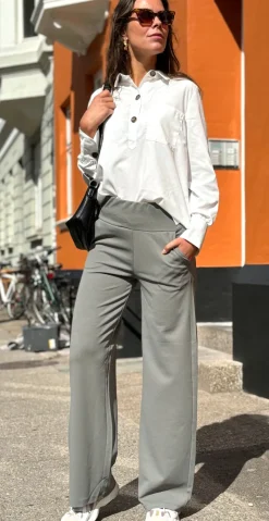 Emily buks med vidde khaki