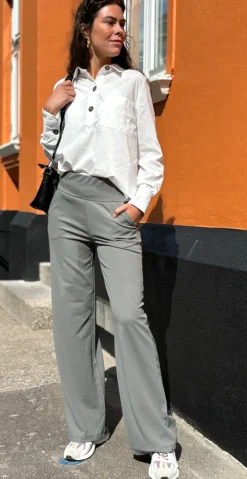 Emily buks med vidde khaki