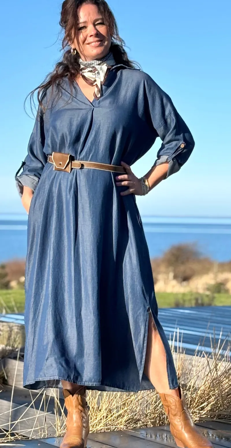 Estelle kjole med v-hals dark jeans LikeLondon