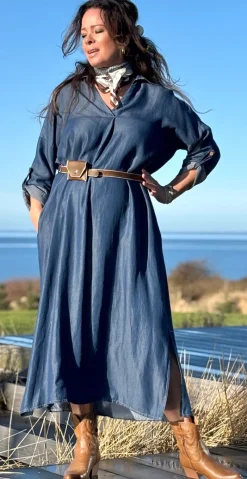 Estelle kjole med v-hals dark jeans LikeLondon
