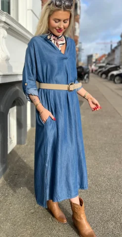 Estelle kjole med v-hals medium blue Likelondon