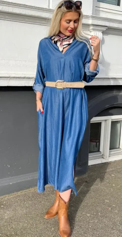 Estelle kjole med v-hals medium blue Likelondon