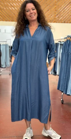 Estelle kjole med v-hals medium blue Likelondon