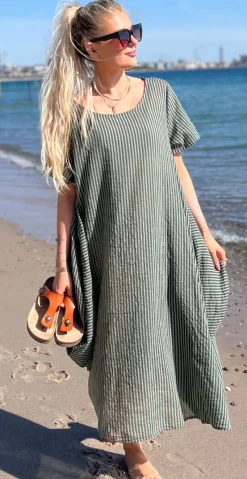 Esther kjole med striber og ekstra vidde i siden khaki LikeLondon