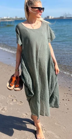 Esther kjole med striber og ekstra vidde i siden khaki LikeLondon