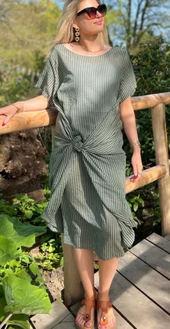 Esther kjole med striber og ekstra vidde i siden khaki LikeLondon