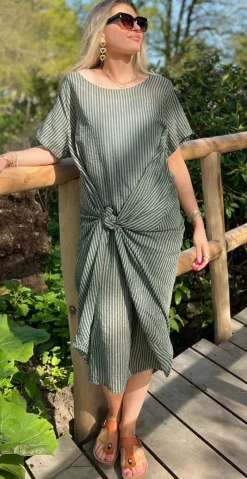 Esther kjole med striber og ekstra vidde i siden khaki LikeLondon