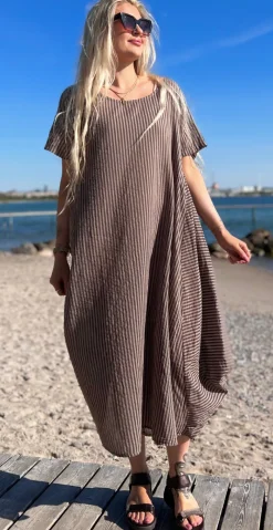 Esther kjole med striber og ekstra vidde i siden fango LikeLondon