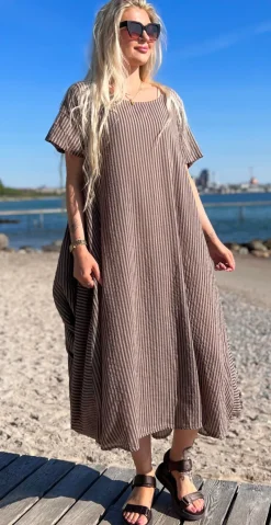 Esther kjole med striber og ekstra vidde i siden fango LikeLondon