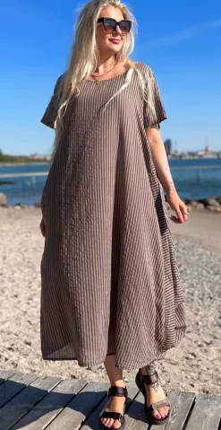 Esther kjole med striber og ekstra vidde i siden fango LikeLondon
