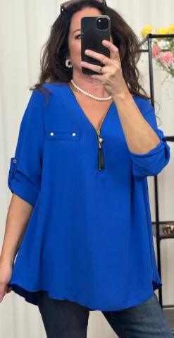 Filucca bluse med lynlås og perlevedhæng royal blue LikeLondon