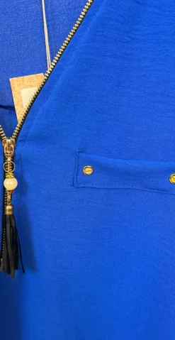 Filucca bluse med lynlås og perlevedhæng royal blue LikeLondon