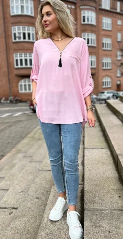 Filucca bluse med lynlås og perlevedhæng lyserød LikeLondon