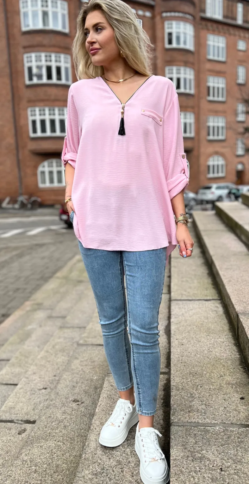 Filucca bluse med lynlås og perlevedhæng lyserød LikeLondon