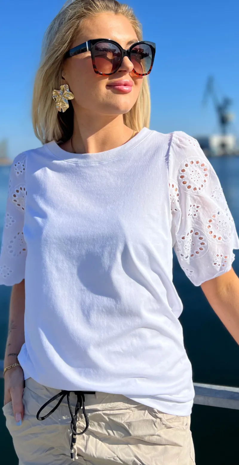 Fleur bluse med broderi anglaise på ærmerne hvid