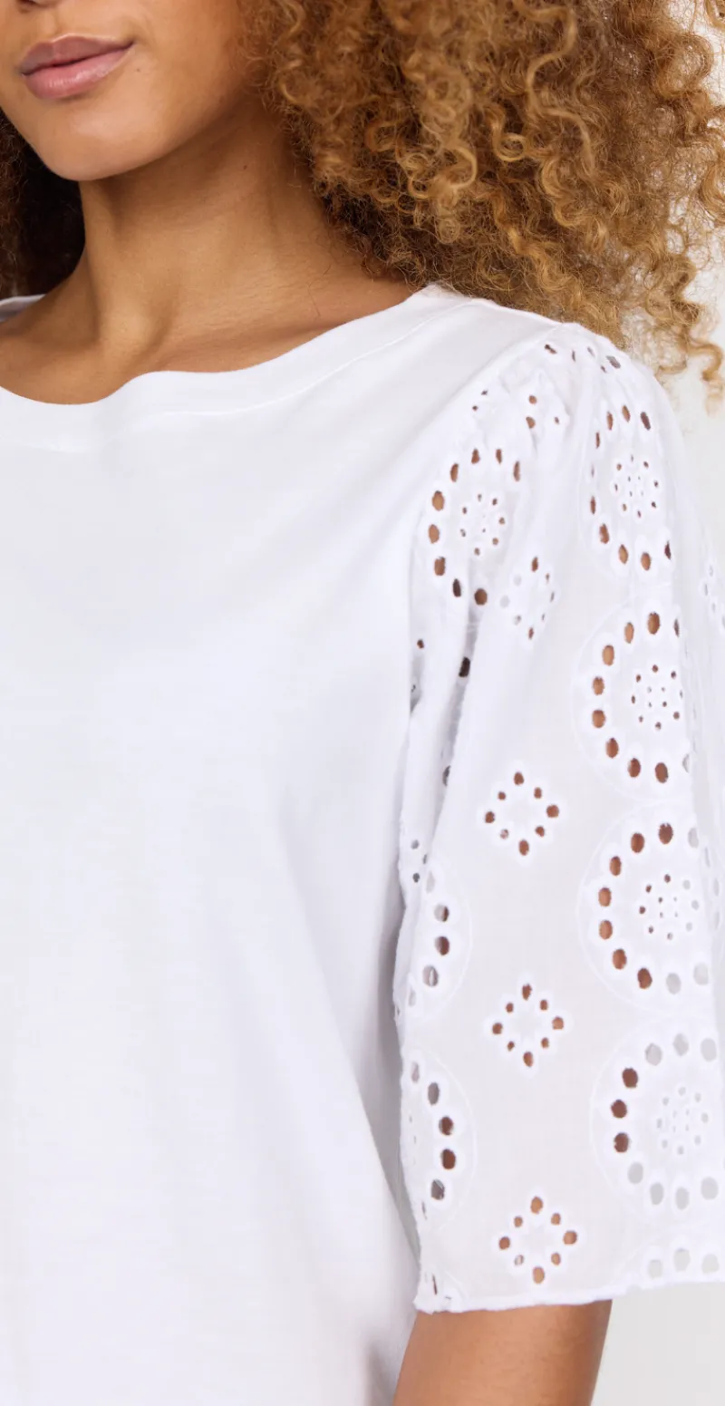 Fleur bluse med broderi anglaise på ærmerne hvid