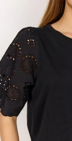 Fleur bluse med broderi anglaise på ærmerne sort