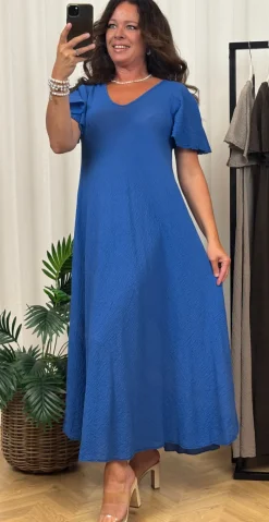 Forudbestil uge 25 Sussie lang kjole med struktur og flæseærmer royalblue LikeLondon