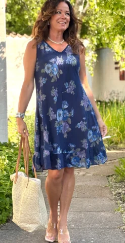 Forudbestil uge 24 Zofja kjole med blomsterprint og let v-hals navy LikeLondon