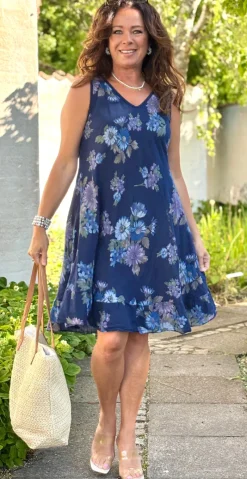 Forudbestil uge 24 Zofja kjole med blomsterprint og let v-hals navy LikeLondon