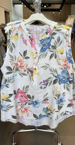 Forudbestilling uge 24 Dorota top med knapstolpe og blomster multi LikeLondon