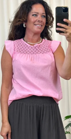 Forudbestilling uge 23 Pixie bluse med blonde og flæseærmer pink LikeLondon