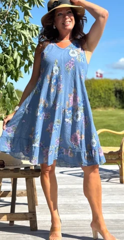 Forudbestilling uge 24 Zofja kjole med blomsterprint og let v-hals denim LikeLondon