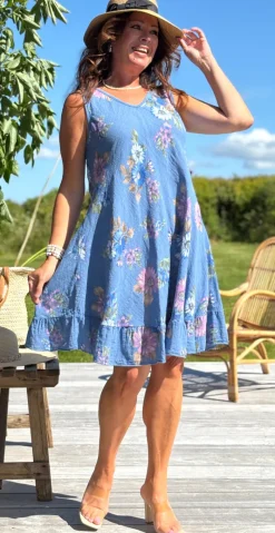 Forudbestilling uge 24 Zofja kjole med blomsterprint og let v-hals denim LikeLondon