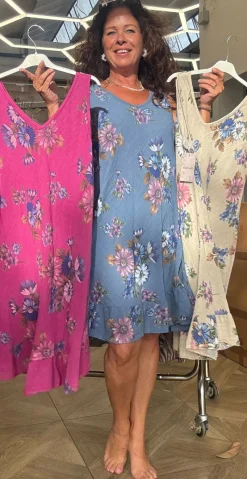 Forudbestilling uge 24 Zofja kjole med blomsterprint og let v-hals denim LikeLondon