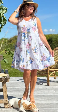 Forudbestilling uge 24 Zofja kjole med blomsterprint og let v-hals hvid LikeLondon