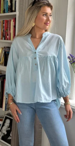 Francie bluse med knapper og ballonærmer lysblå LikeLondon